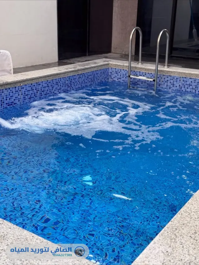 مسبح ممتلئ بمياه نقية بعد خدمة تعبئة المسابح من الصافي